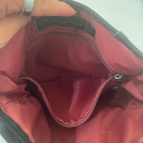 T-Tech by TUMI Essential Gear "Lewis Small Flap Crossbody" Bag - Picture 7 of 13